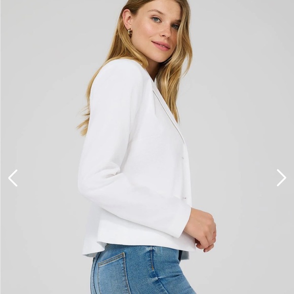 Women’s white cropped 2 button blazer from Suzy Shier - Picture 3 of 11